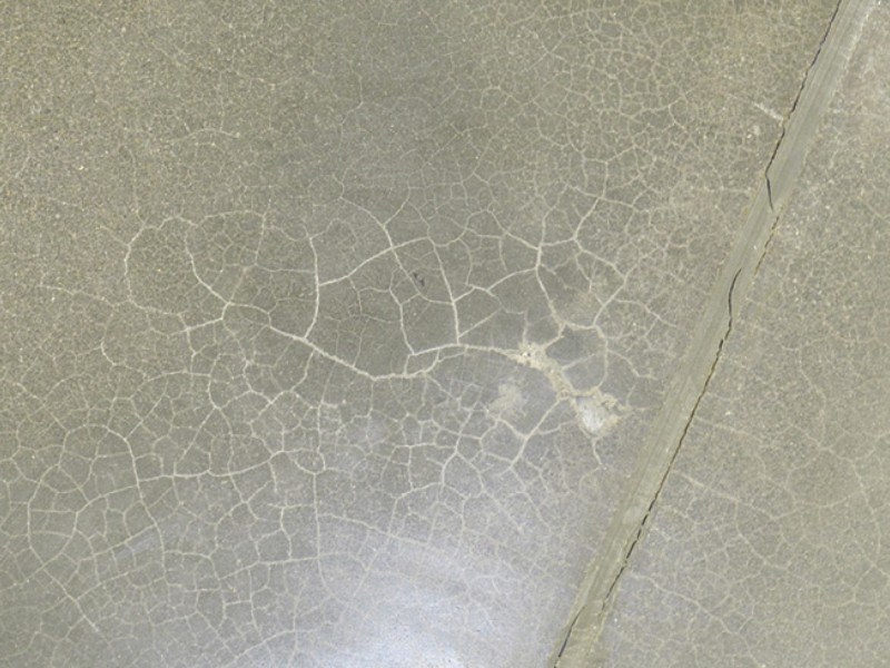 Manejo de la delaminación y otras imperfecciones de la superficie en el pulido de pisos de concreto
    