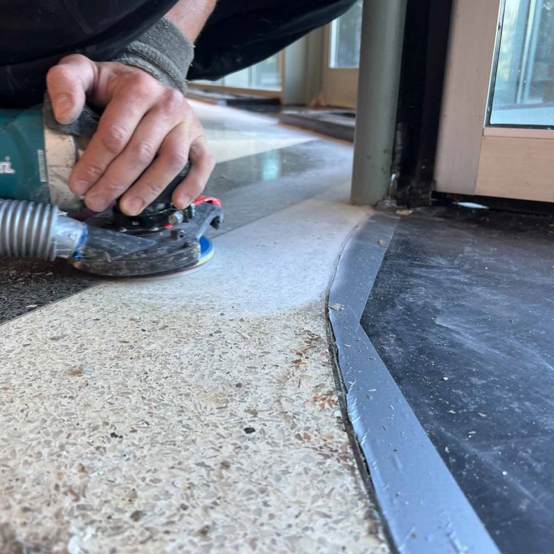 Cómo pulir el terrazo con una amoladora manual