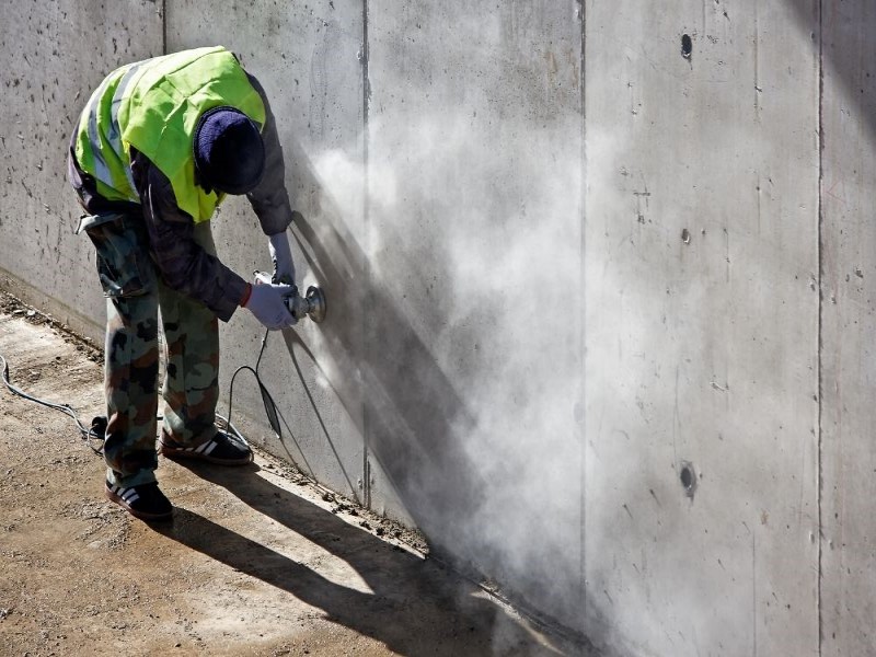 Minimizar el polvo durante el esmerilado de pisos de concreto: un desafío clave