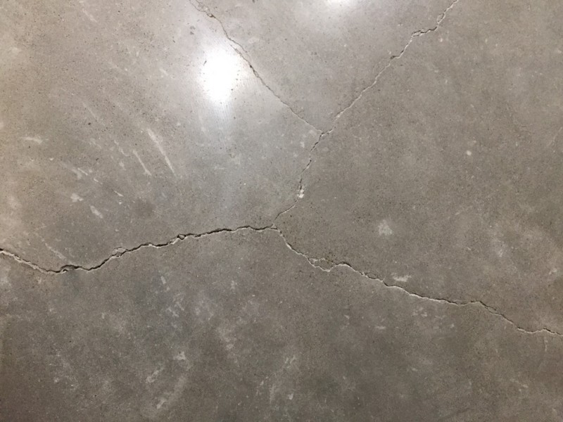 Prevención de grietas y otros problemas en el pulido de pisos de concreto